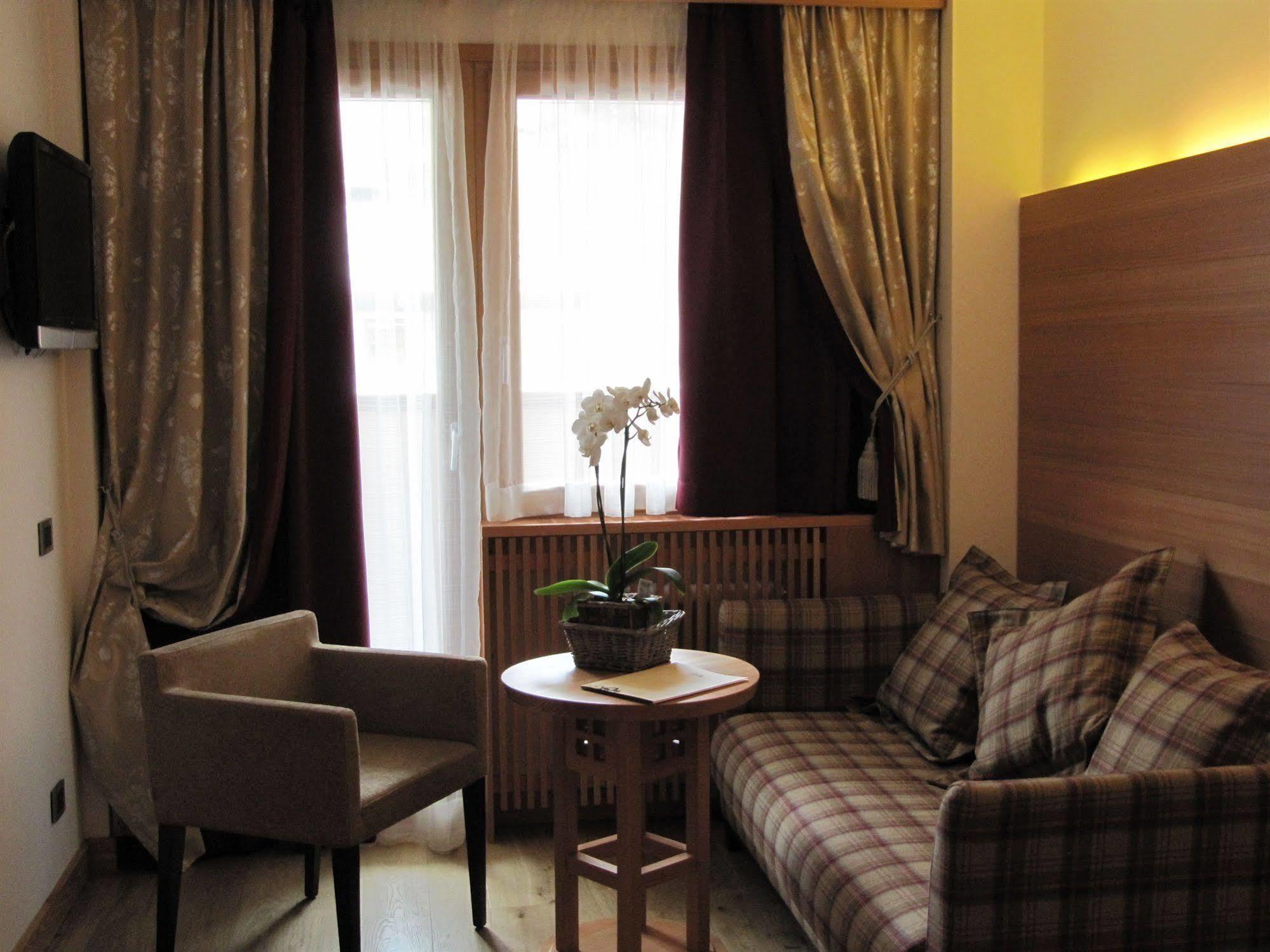Majestic Hotel Мадона ди Кампильо Екстериор снимка